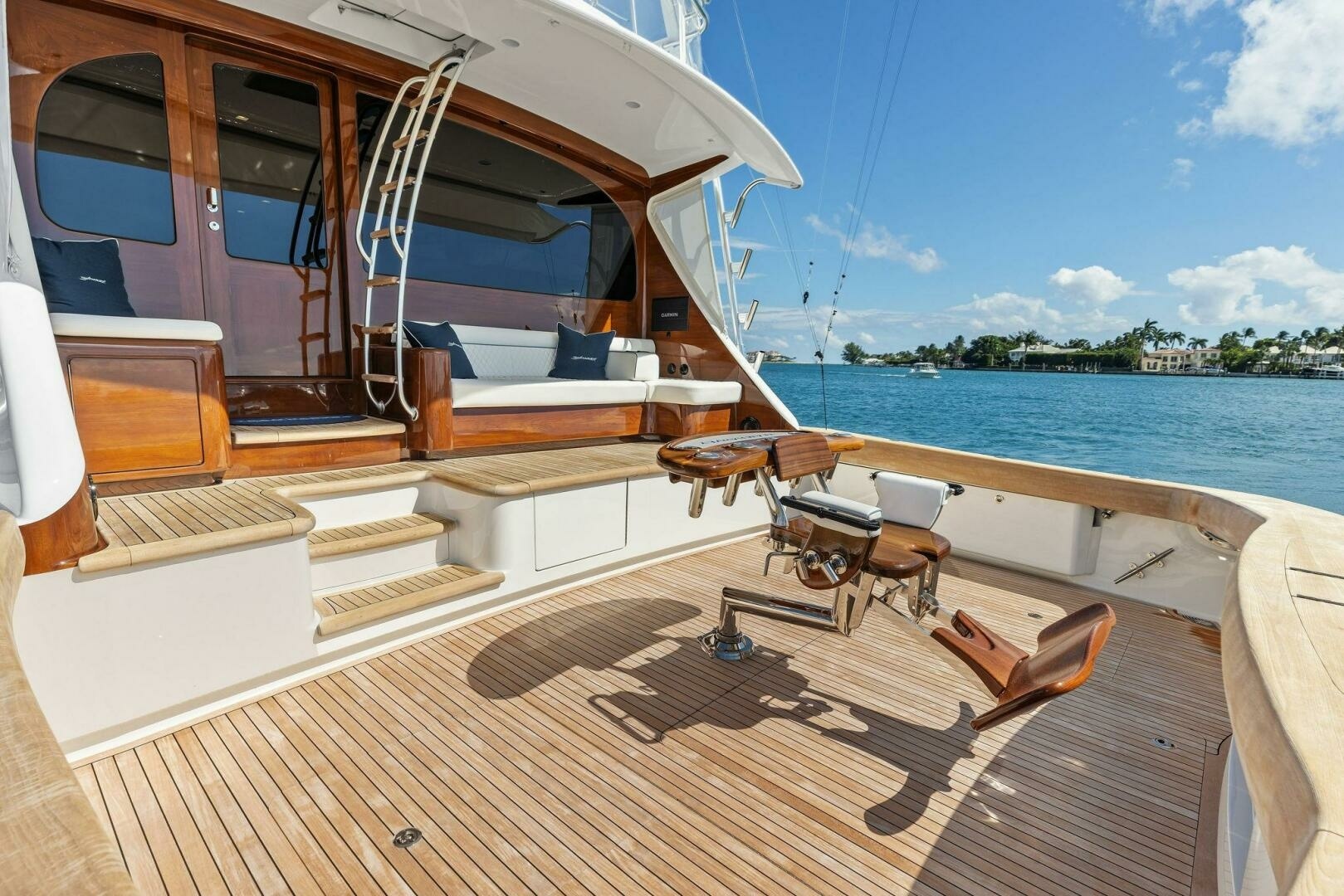 アリーナ　キャロラインウィングバーグ 2026 Viking 82 Convertible Team Harvey Yacht For Sale