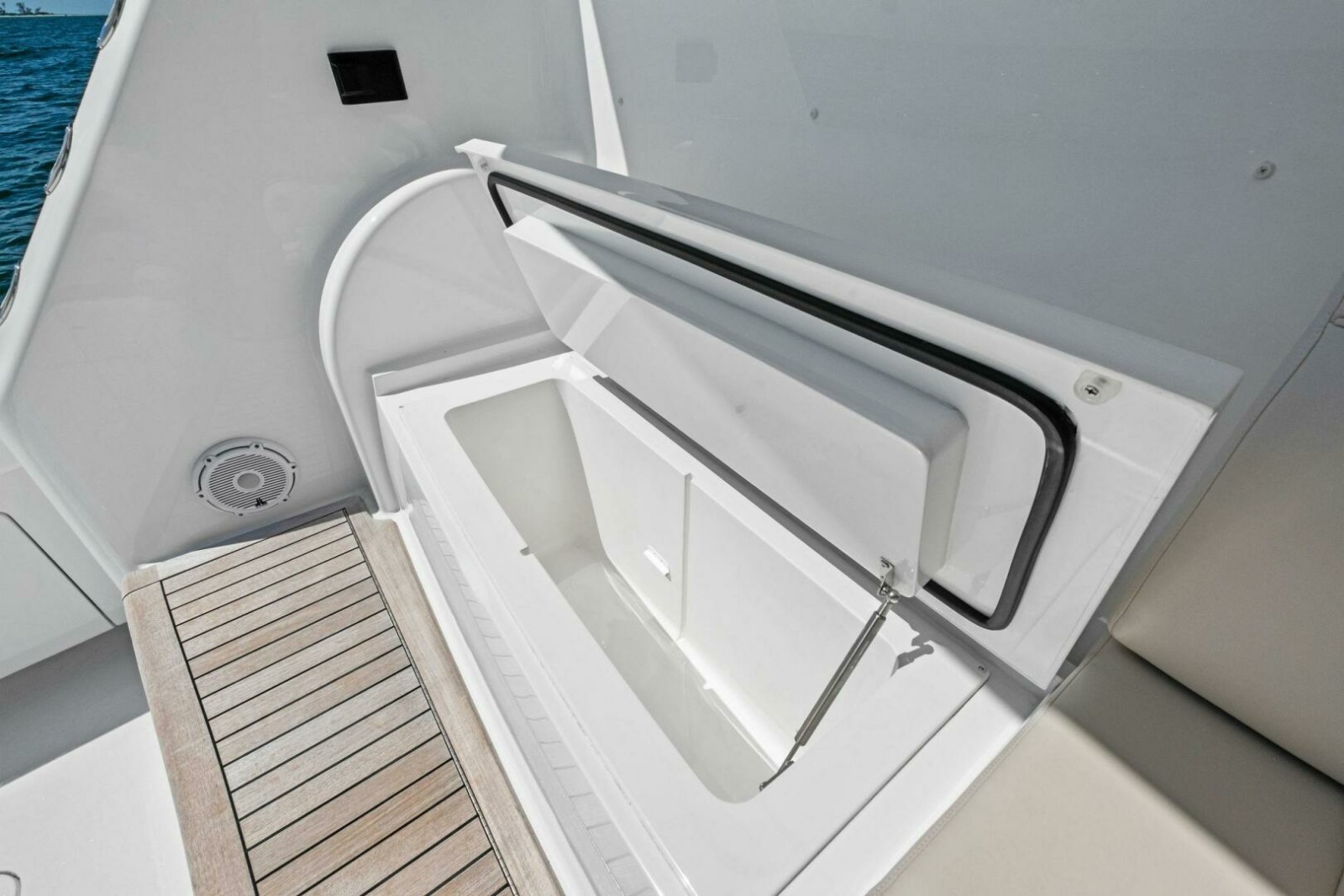 2025 Viking 58 Convertible Photo