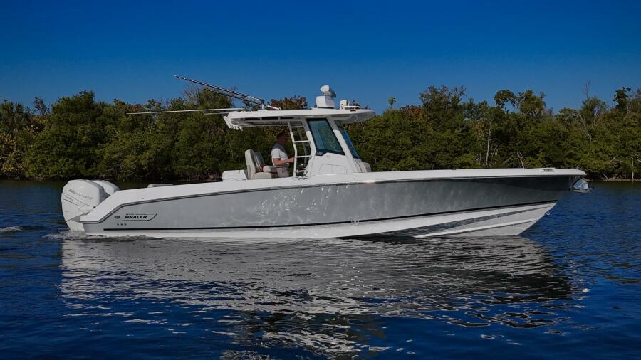 2018 Boston Whaler 330 Outrage