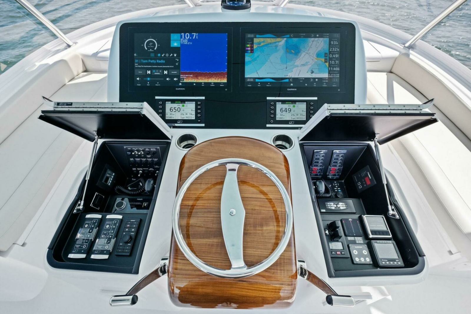 2025 Viking 58 Convertible Photo