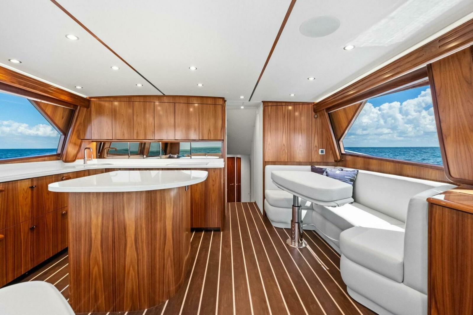 2025 Viking 58 Convertible Photo