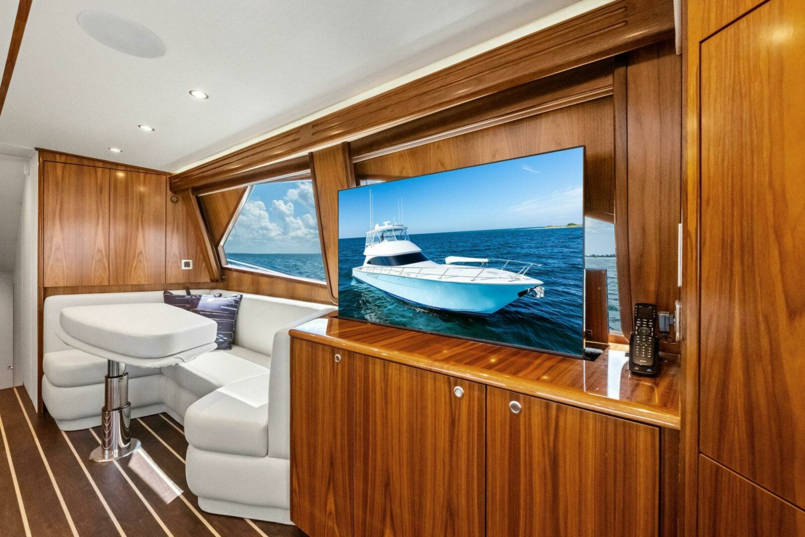 2025 Viking 58 Convertible Photo