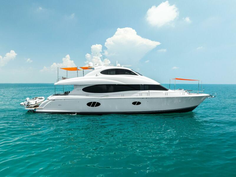 2006 Lazzara 84 Skylounge