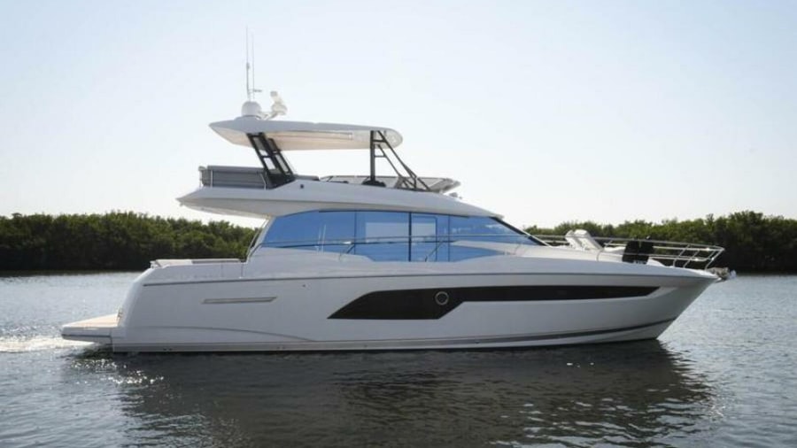2023 Prestige 520 Flybridge