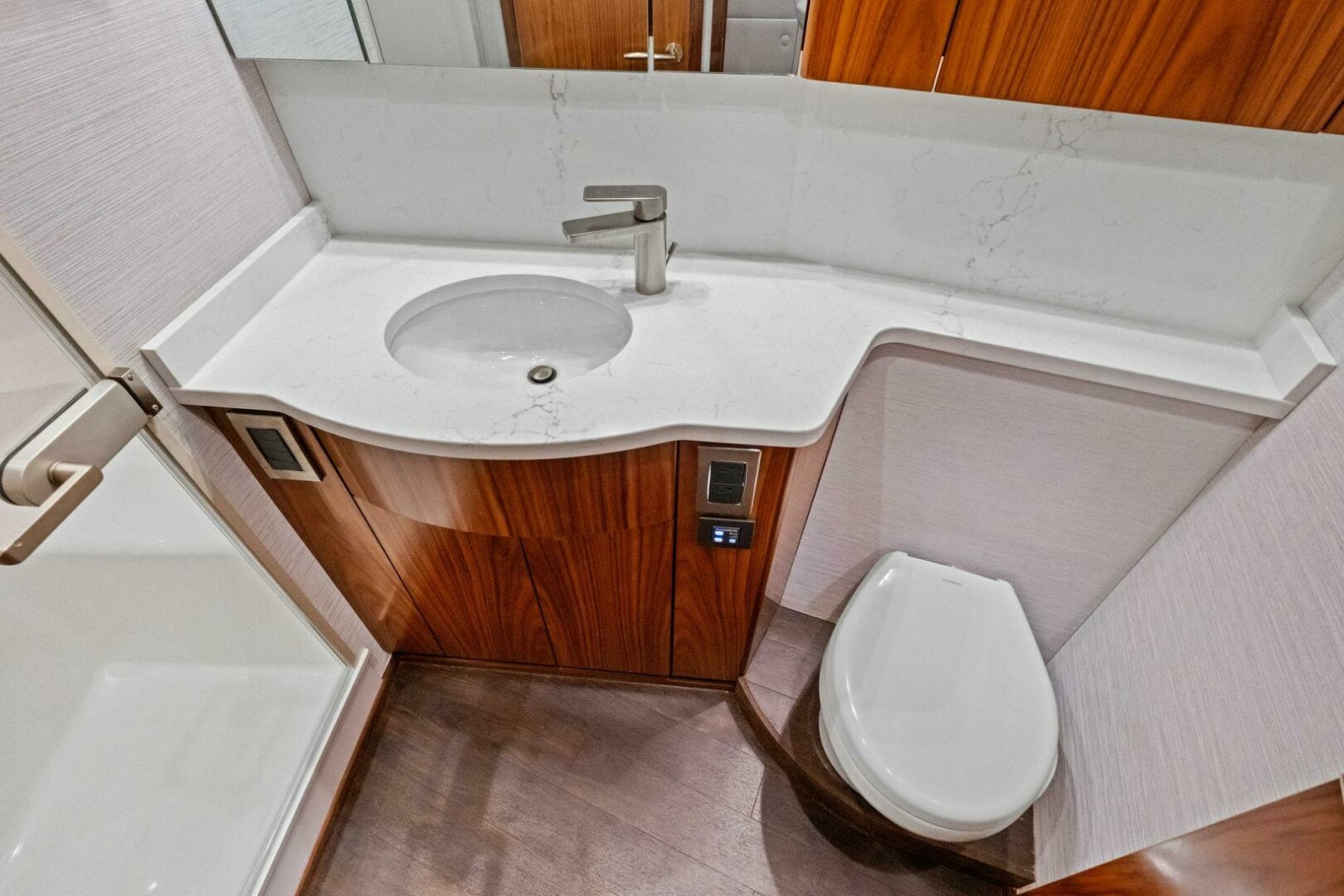2025 Viking 58 Convertible Photo