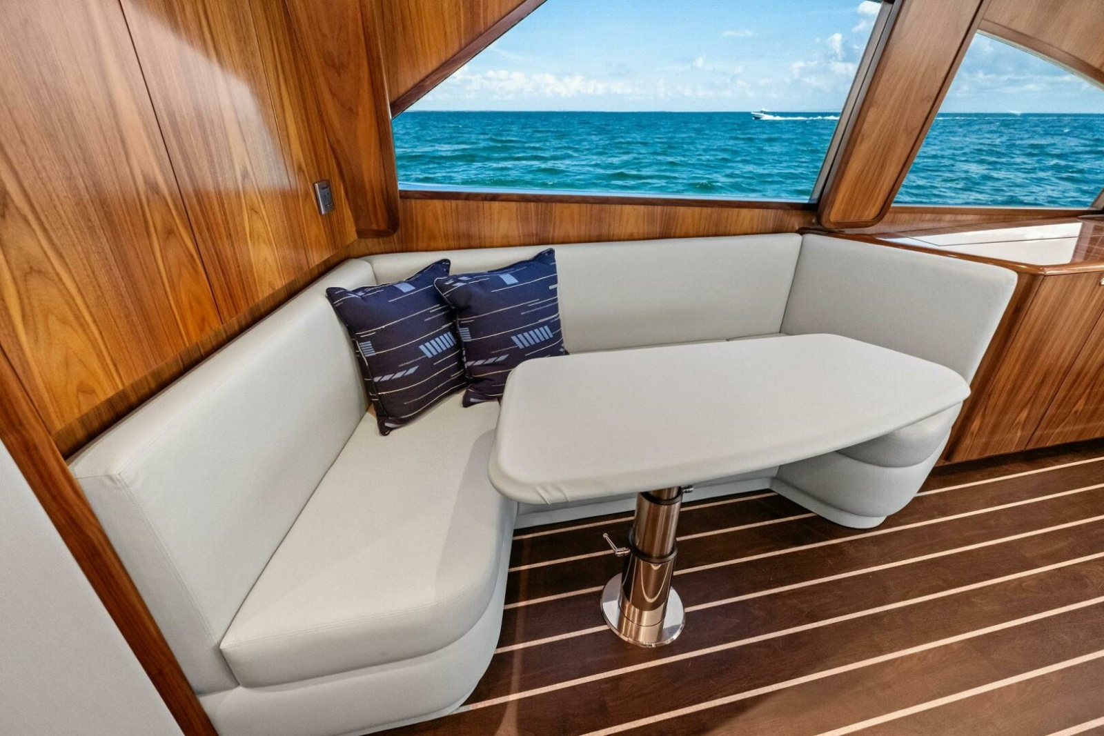 2025 Viking 58 Convertible Photo