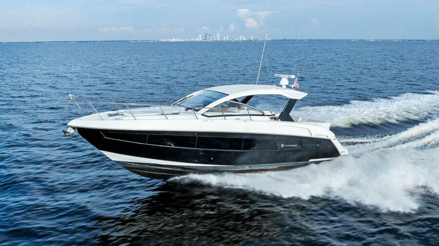 2015 Cruisers Yachts 390 Express Coupe