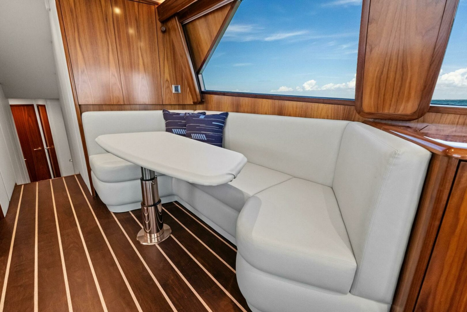 2025 Viking 58 Convertible Photo