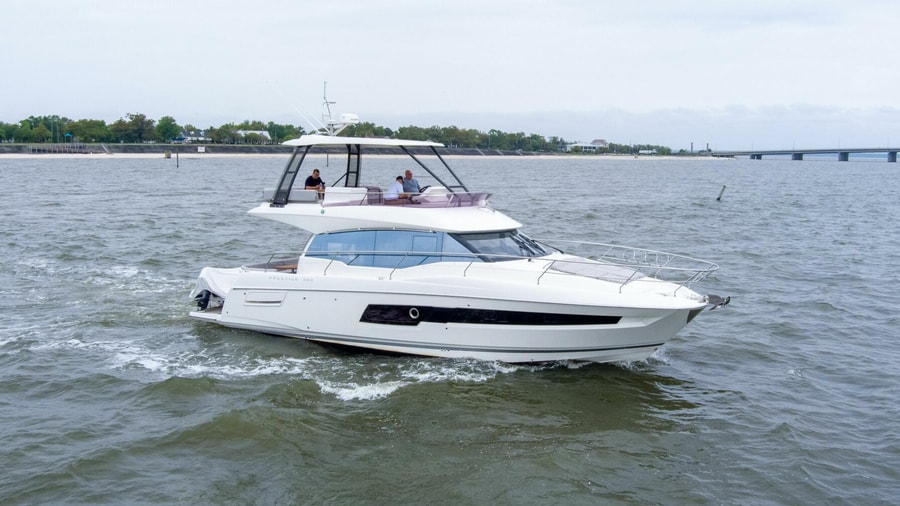 2023 Prestige 460 Flybridge