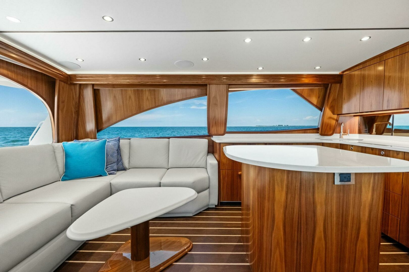 2025 Viking 58 Convertible Photo
