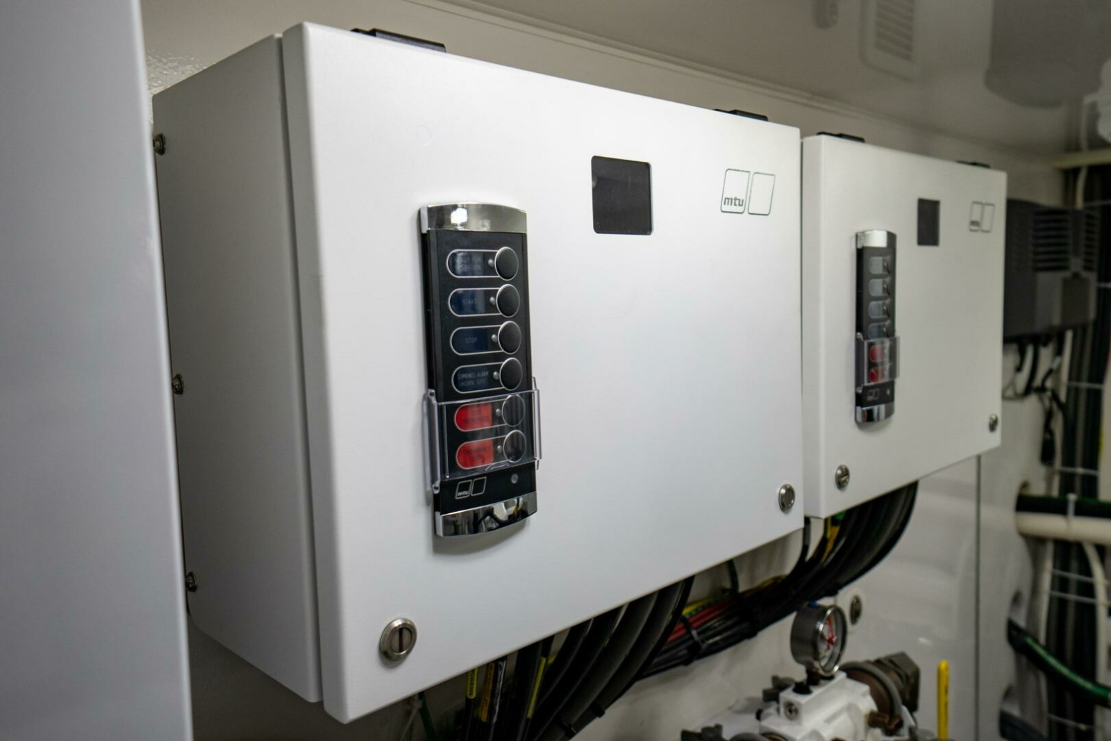 2021 Viking 72 Enclosed Bridge Photo