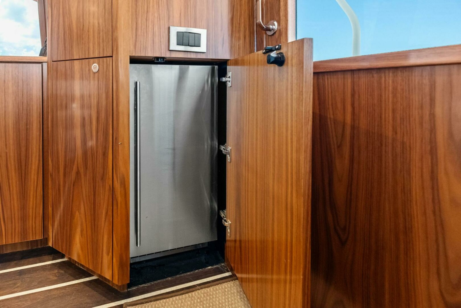 2025 Viking 58 Convertible Photo