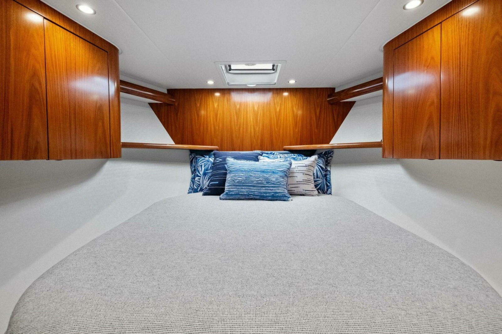 2025 Viking 58 Convertible Photo