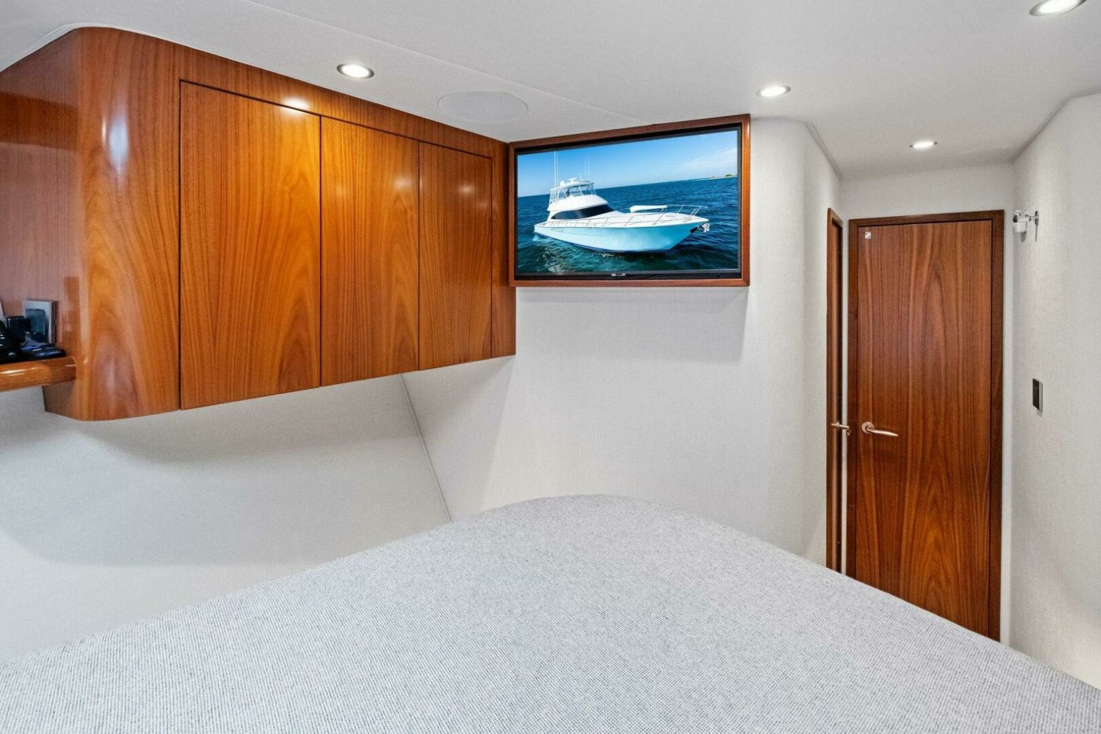 2025 Viking 58 Convertible Photo