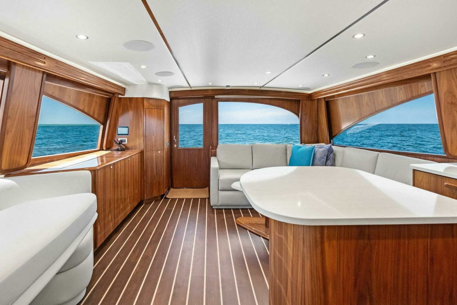 2025 Viking 58 Convertible Photo