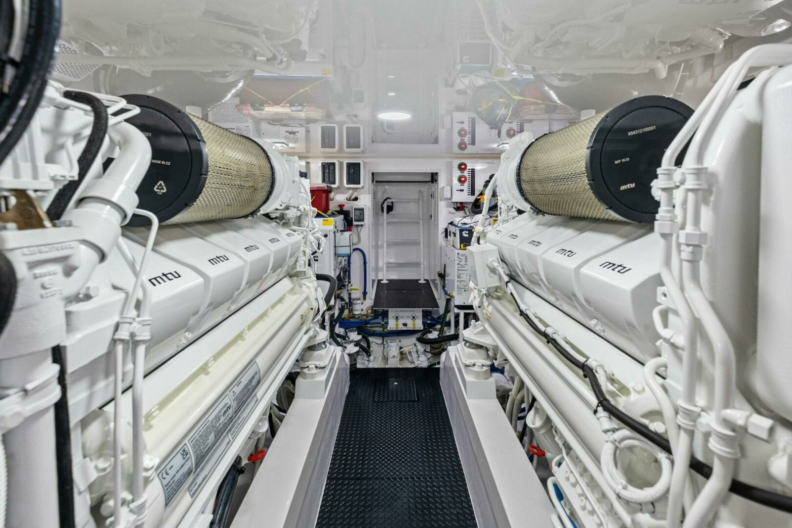 2025 Viking 58 Convertible Photo