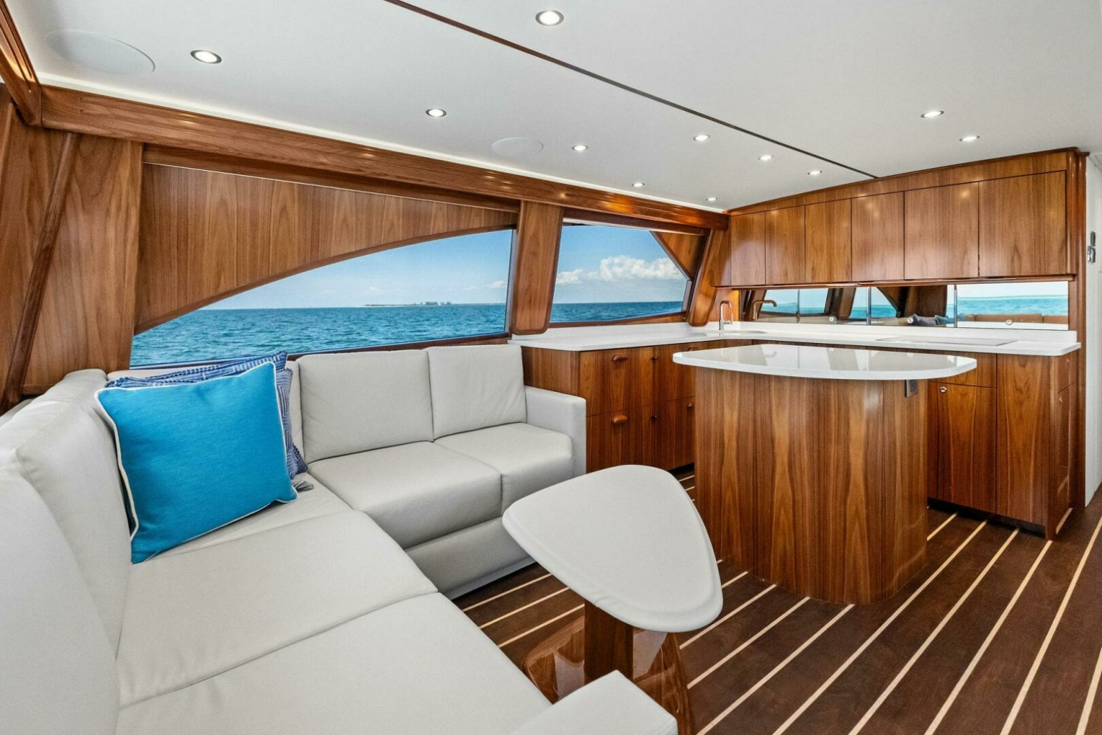 2025 Viking 58 Convertible Photo